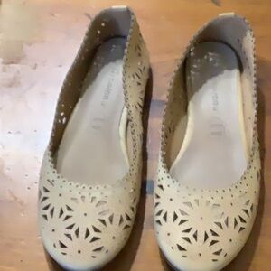 Beige flats. Size 39 or 8.  Leather.  Very little wear.